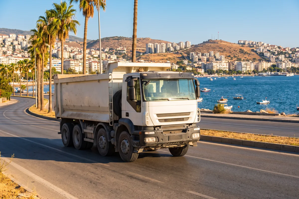 İzmir körfezi kıyı yolunda damperli kamyon